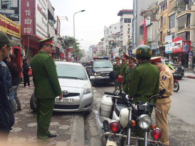 dung khoan be tong pha do cac buc len xuong chiem dien tich via he hinh anh 7