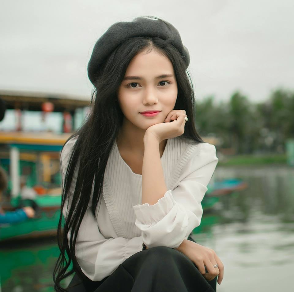 Mái tóc đen dài suôn mượt làm nên vẻ đẹp vượt thời gian của phụ nữ Việt