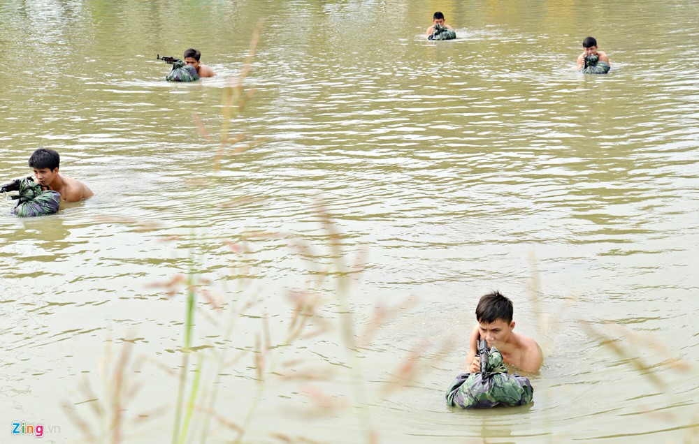 Linh dac cong o mien Tay tap luyen giau minh duoi nuoc hinh anh 7