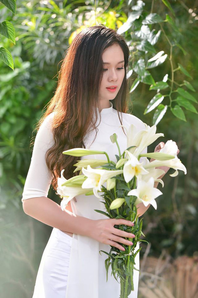 Thiếu nữ Việt và những bó hoa loa kèn đẹp ngày càng trở thành xu hướng trong phòng khách của các gia đình. Với những hình ảnh này, bạn sẽ cảm nhận được sự thanh lịch và sang trọng mà những bó hoa này mang đến.