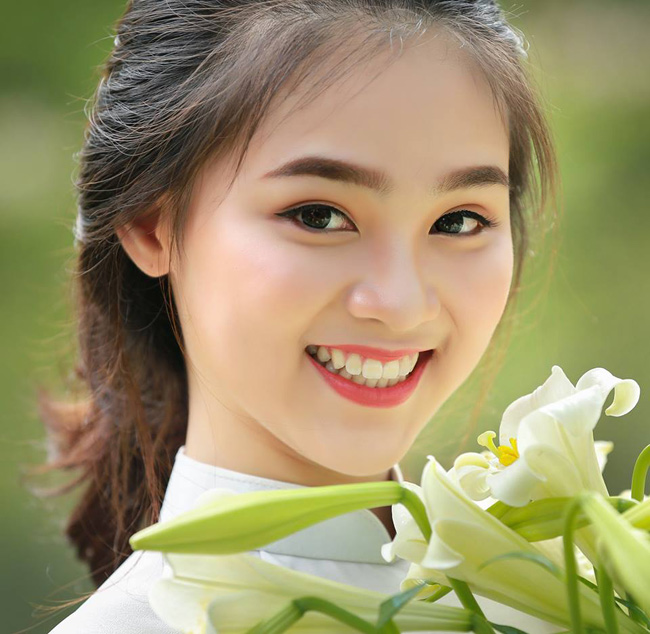 Say mê ngắm thiếu nữ Việt thả dáng bên sắc trắng hoa loa kèn