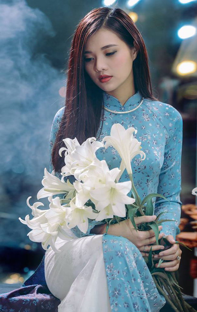 Say mê ngắm thiếu nữ Việt thả dáng bên sắc trắng hoa loa kèn