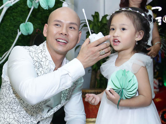 Con gái Phan Đinh Tùng xinh như công chúa hút mọi chú ý