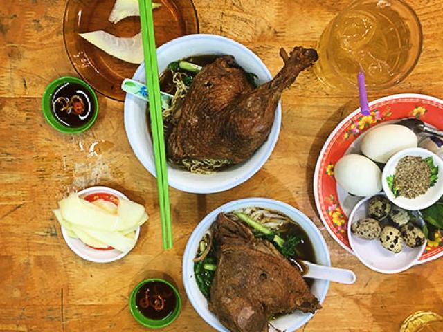 Mì vịt tiềm và cá viên cà ri &quot;ăn là ghiền&quot; ở Sài Gòn
