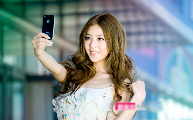 iphone 4 van qua dep khi tren tay hotgirl sexy hinh anh 10