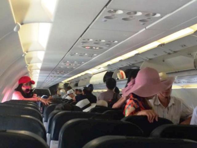 Máy bay không mở được cửa, hơn 150 hành khách bị 