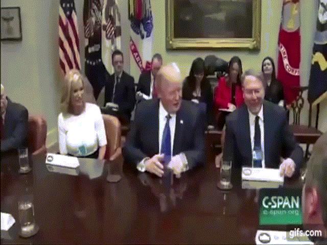 Thói quen kì lạ của Trump khi ngồi tiếp khách