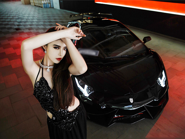 man lot do khoe than hinh sieu boc lua ben lamborghini hinh anh 1