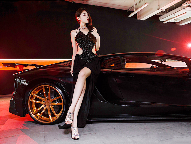 man lot do khoe than hinh sieu boc lua ben lamborghini hinh anh 4