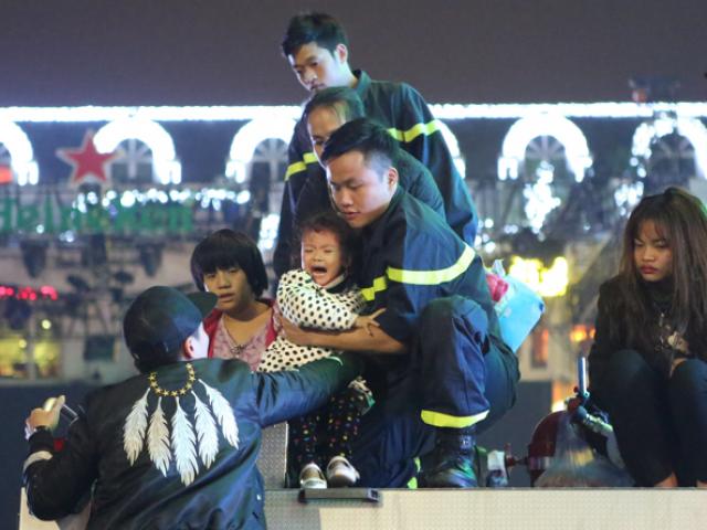 Trẻ nhỏ khóc thét, leo lên xe cứu hoả thoát thân giữa biển người ở Hà Nội