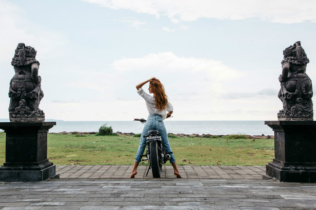 ngat ngay “nu than” buong minh tren xe no cafe racer hinh anh 1