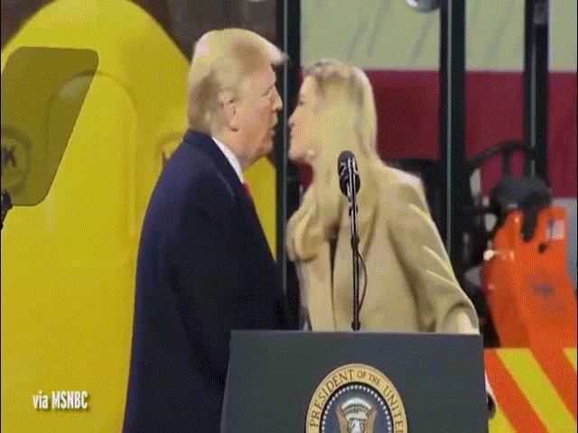 Video: Kiểu thơm má con gái ít ai có của ông Trump