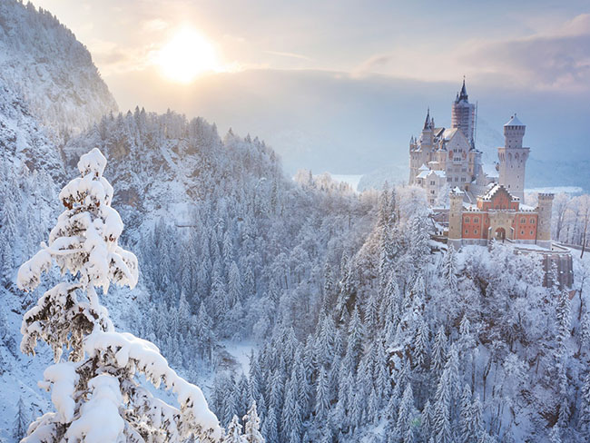 Lâu đài tuyết vẫn là một điểm đến lý tưởng cho những người yêu thích trải nghiệm các hoạt động mùa đông. Tham quan bức ảnh với chủ đề này để thấy rõ vẻ đẹp hoang sơ và thần tiên của những lâu đài băng giá.