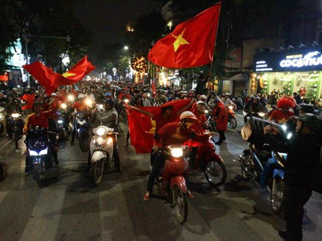 U23 Việt Nam tạo nên “cơn địa chấn”, người hâm mộ đổ ra đường ăn mừng không ngớt