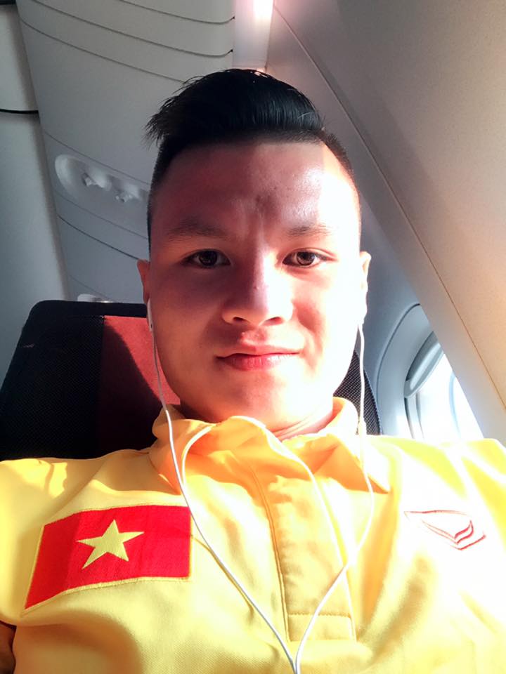 Quang Hải là một trong những cầu thủ tài năng nhất của Việt Nam, và hình ảnh anh ta trong trang phục U23 sẽ khiến bạn cảm thấy ngưỡng mộ và tự hào. Đừng bỏ lỡ cơ hội xem hình ảnh đẹp này để khám phá nét đẹp của môn thể thao vua.
