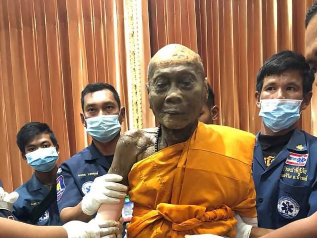 Nhà sư Thái Lan ”mỉm cười” sau 2 tháng qua đời