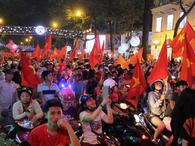 U23 Việt Nam vào chung kết, người SG ăn mừng xuyên đêm