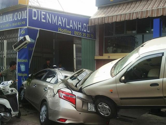 Ô tô đang chạy húc tung xe đang sửa ở Phạm Văn Đồng