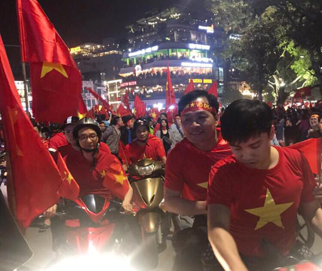 U23 áo cờ đỏ sao vàng: Siêu sao U23 Việt Nam tỏa sáng trong đợt tập trung mới nhất với chiếc áo cờ đỏ sao vàng truyền thống, khiến các cổ động viên hâm mộ vô cùng hào hứng và tự hào.