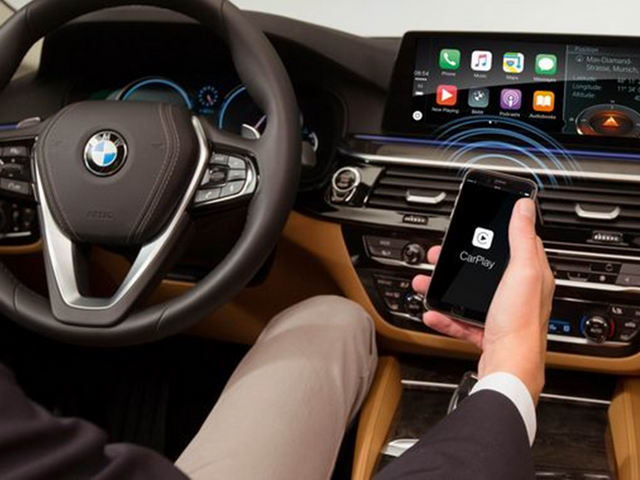 Apple CarPlay trên xe BMW đem lại sự tiện lợi và hiện đại cho các ứng dụng của điện thoại di động khi sử dụng trên xe hơi. Hãy xem những hình ảnh liên quan để tìm hiểu thêm về sự kết hợp hoàn hảo giữa công nghệ và thiết kế xe hơi của BMW.