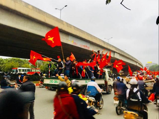 Vạn CĐV mang cờ hoa kéo về Mỹ Đình, chờ đón những người hùng U23 Việt Nam