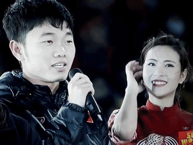 Nữ MC may mắn đứng cạnh dàn trai U23 Việt Nam suốt đêm gala là ai?