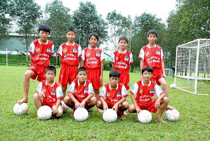 Nhỏ Quang Hải là một cậu bé đáng yêu và tài năng của bóng đá Việt Nam. Những bàn thắng của cậu luôn là niềm tự hào của người hâm mộ. Nếu bạn muốn ngắm nhìn cậu bé xinh xắn này trên sân cỏ, hãy xem hình ảnh liên quan đến từ khóa này.