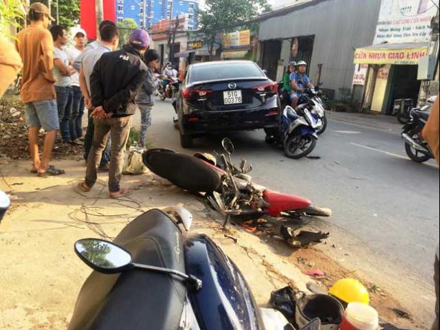 “Xế hộp” đại náo trên phố Sài Gòn, xe máy văng tứ tung