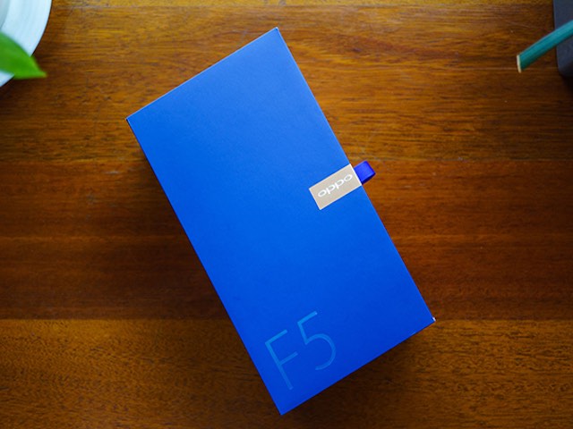 ”Đập hộp” Oppo F5 phiên bản màu xanh thạch anh chào xuân 2018