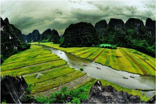 Địa danh Ninh Bình: Ninh Bình là một vùng đất đầy bản sắc với những điểm du lịch nổi tiếng như Tam Cốc, Bái Đính, Tràng An, với địa hình đồi núi và các cánh đồng, đây là nơi lý tưởng cho những người yêu thiên nhiên và mong muốn khám phá văn hóa dân gian Việt Nam.