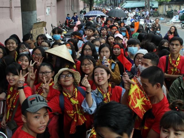 Biển người đội nắng xếp hàng chờ “bữa tiệc” giao lưu U23 Việt Nam