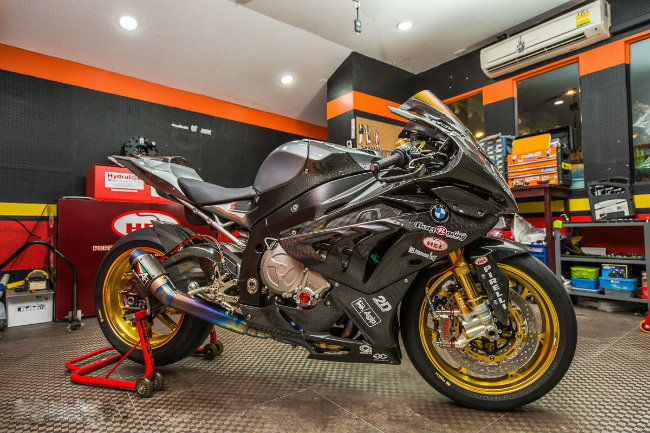 bmw s1000rr hoa “sat thu” bong dem cuc ngau hinh anh 1