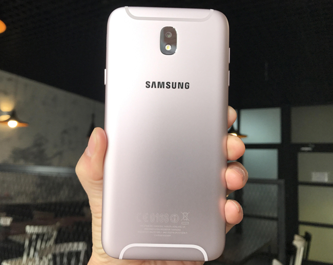 tren tay galaxy j7 pro hong: mau dep, gia vua tui tien hinh anh 4