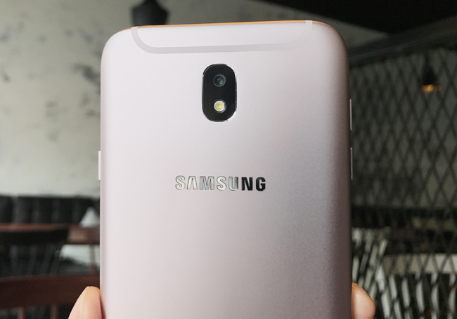 tren tay galaxy j7 pro hong: mau dep, gia vua tui tien hinh anh 5