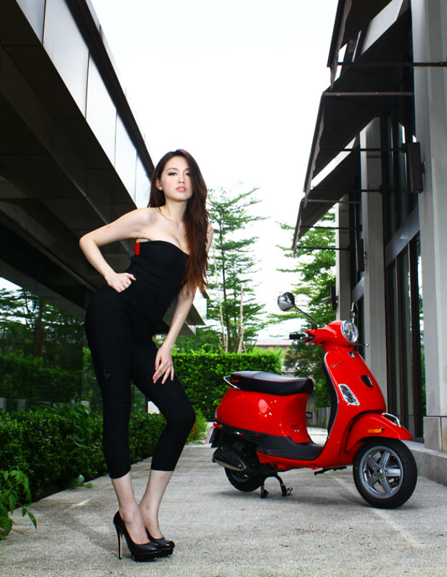 me dam thieu nu yeu kieu ben xe ga vespa hinh anh 15