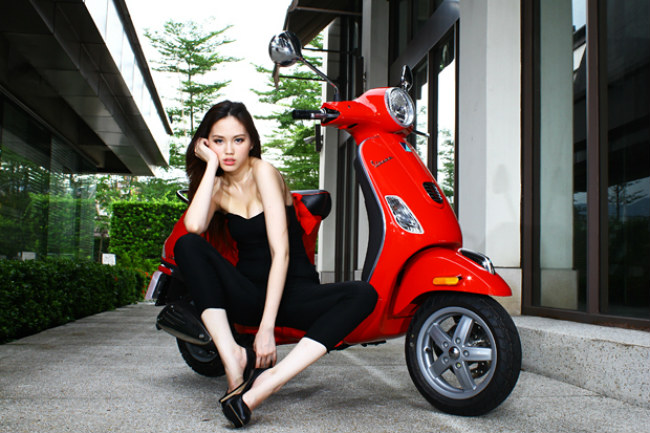 me dam thieu nu yeu kieu ben xe ga vespa hinh anh 6