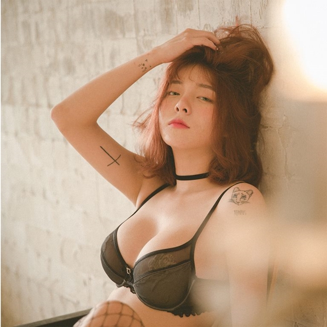 4 chan dai boc lua quyen ru fan nam voi hinh xam 