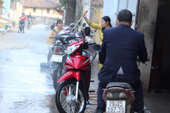 rua xe o que ngay tet: mot ngay cong bang vai ta thoc hinh anh 9