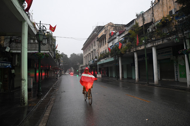 ha noi: pho phuong binh yen sang mong 1 tet hinh anh 1