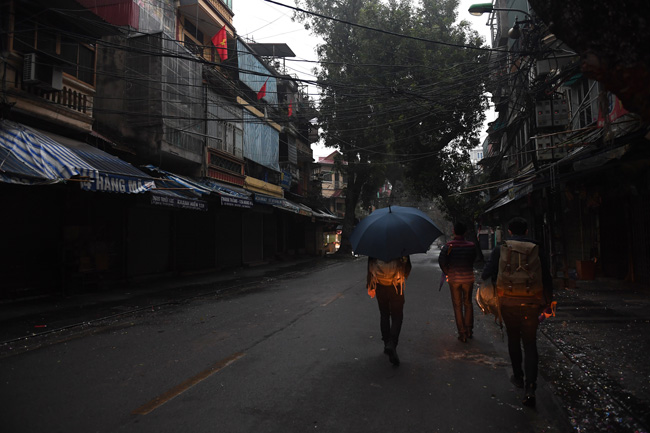 ha noi: pho phuong binh yen sang mong 1 tet hinh anh 2