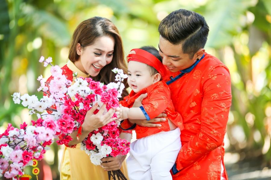 Xuất hành Tết Mậu Tuất sắp đến rồi, hãy cùng ngắm bức ảnh đón xuân đầy tươi vui của gia đình để cảm nhận được một không khí mới lạ và rất đặc trưng của Tết truyền thống Việt Nam nhé.