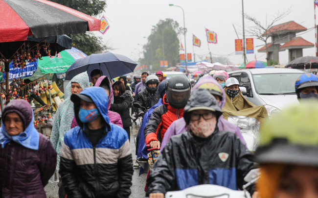 hang nghin nguoi doi mua toi cho vieng truoc 