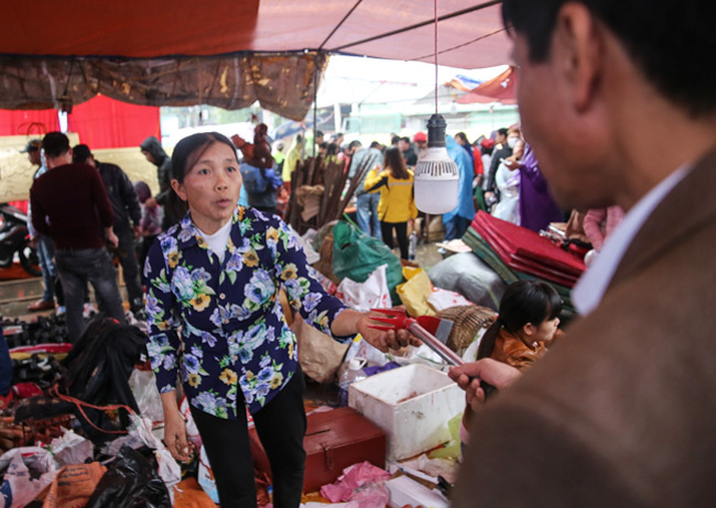 hang nghin nguoi doi mua toi cho vieng truoc 