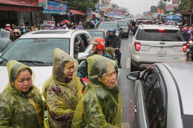 hang nghin nguoi doi mua toi cho vieng truoc 