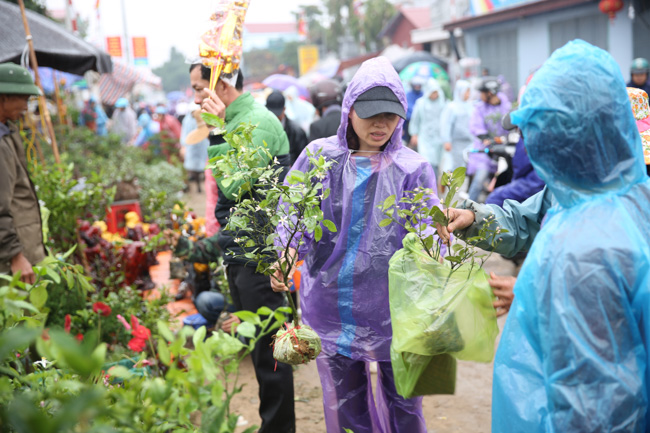 hang nghin nguoi doi mua toi cho vieng truoc 