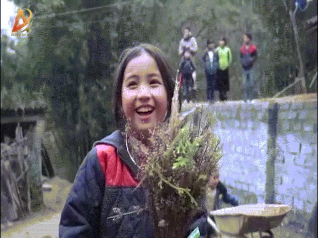 Bé gái dân tộc H’Mông với nụ cười tỏa nắng gây chú ý