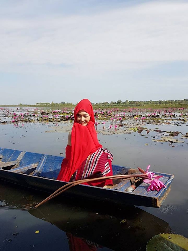 2 my nu khoe sieu vong mot giua canh dong hoa sen hinh anh 22