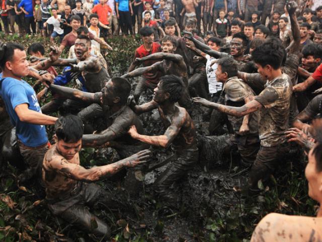 Lý do bất ngờ khiến hàng nghìn trai tráng đổ máu để cướp “lộc thánh”