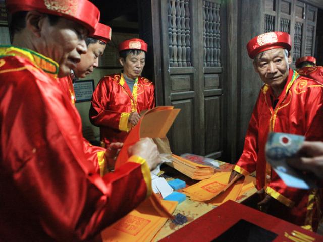 Những hình ảnh “không ngờ” tại lễ phát ấn đền Trần 2018