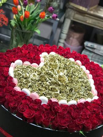 Quà tặng 8/3: Đại gia tặng vợ bó hoa hồng 300 bông, giá 30 triệu